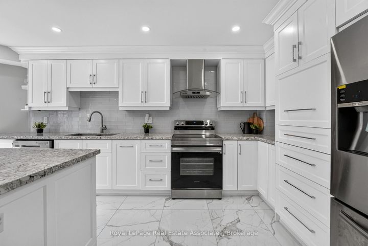 Photo 12 at 3346 Chartrand Crescent, Erin Mills, Mississauga
