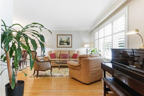 Photo 3 at 35 Sedgemount Drive, Woburn, Toronto