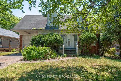 Photo 2 at 37 Shirley Crescent, Scarborough Village, Toronto