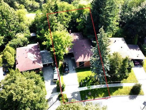 Photo 2 at 8 Applefield Drive, Bendale, Toronto