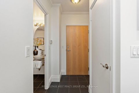 Photo 2 at 802 - 8 Scollard Street, Annex, Toronto