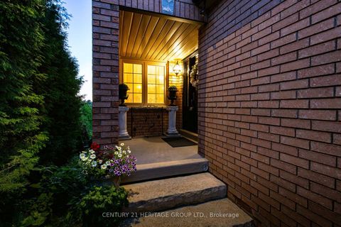 Photo 3 at 366 Amberlee Court, Glenway Estates, Newmarket