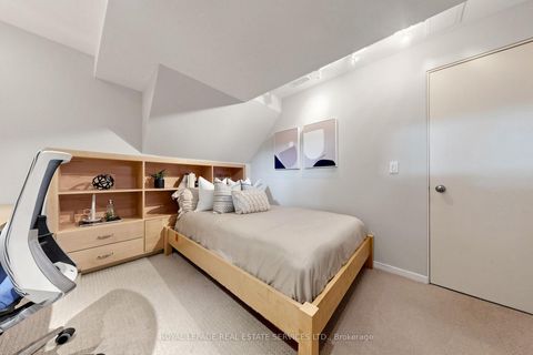 Photo 22 at 45 HOPPERTON Drive, Windfields, Toronto