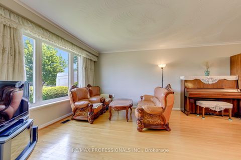 Photo 2 at 256 Wellesworth Drive, West Deane, Toronto