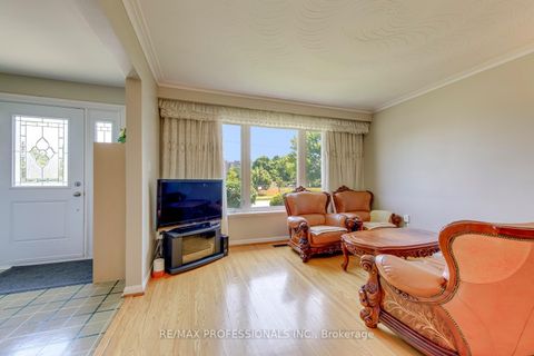 Photo 3 at 256 Wellesworth Drive, West Deane, Toronto