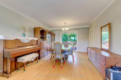 Photo 4 at 256 Wellesworth Drive, West Deane, Toronto