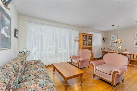 Photo 6 at 2 Corbett Crescent, Aurora Highlands, Aurora
