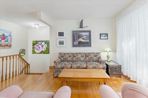 Photo 7 at 2 Corbett Crescent, Aurora Highlands, Aurora