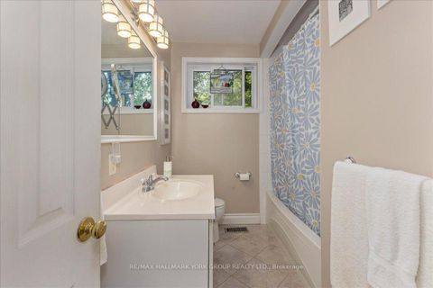 Photo 12 at 2 Corbett Crescent, Aurora Highlands, Aurora