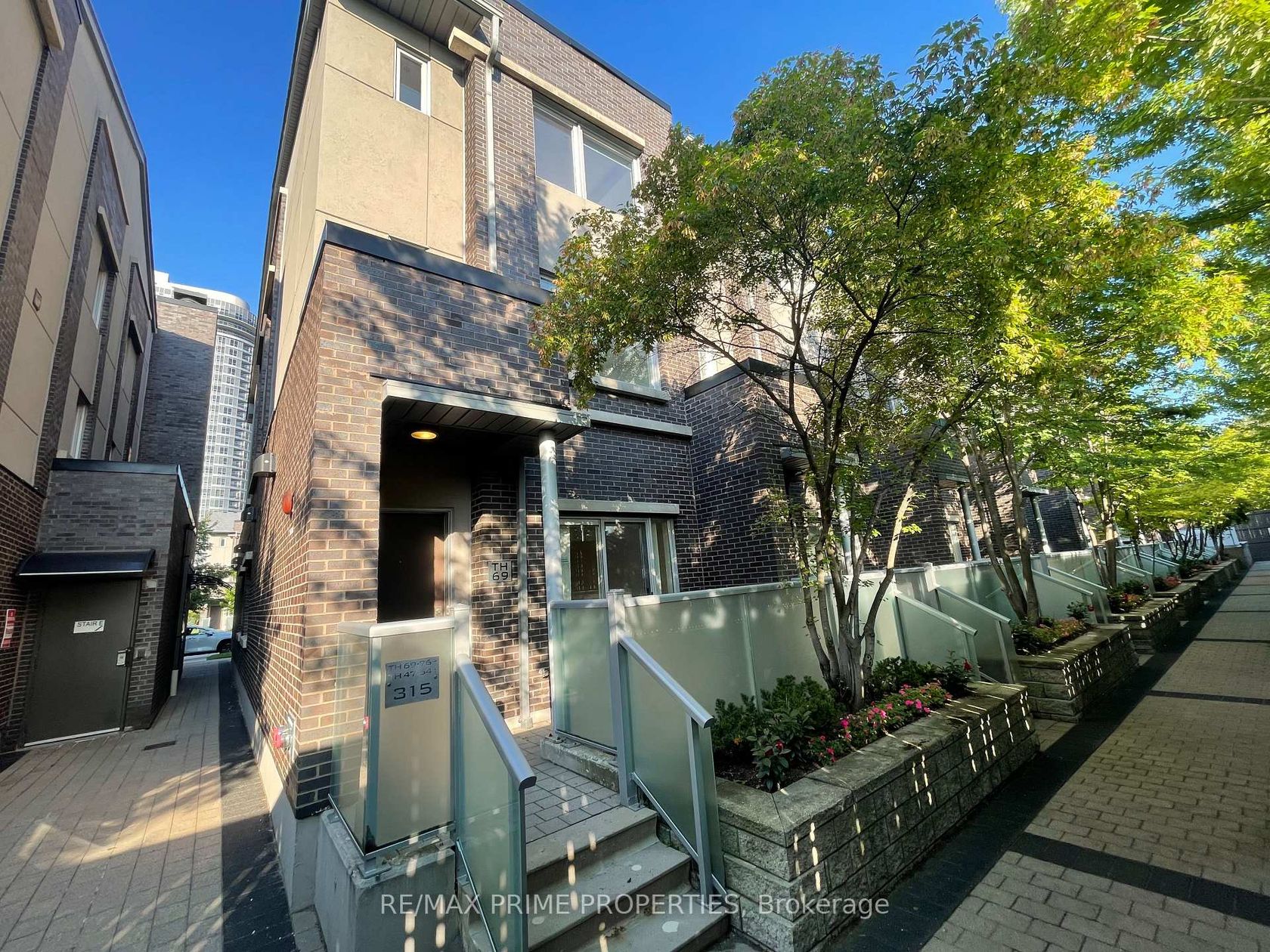 Th69 - 315 Village Green Square, Malvern West, Toronto 