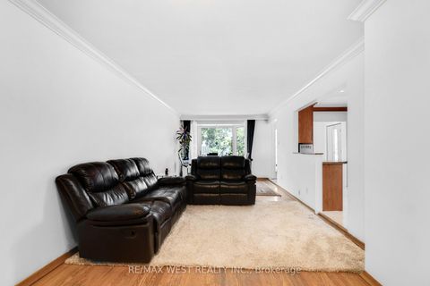Photo 2 at 246 Verobeach Boulevard, Humbermede, Toronto
