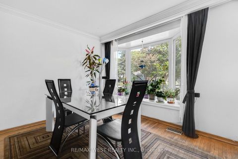 Photo 3 at 246 Verobeach Boulevard, Humbermede, Toronto