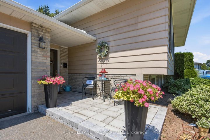 Photo 2 at 554 Chamberlain Road, Appleby, Burlington