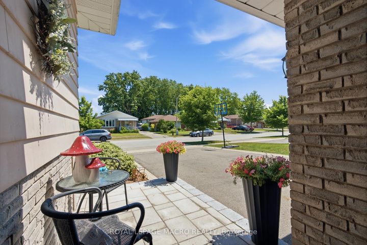 Photo 3 at 554 Chamberlain Road, Appleby, Burlington