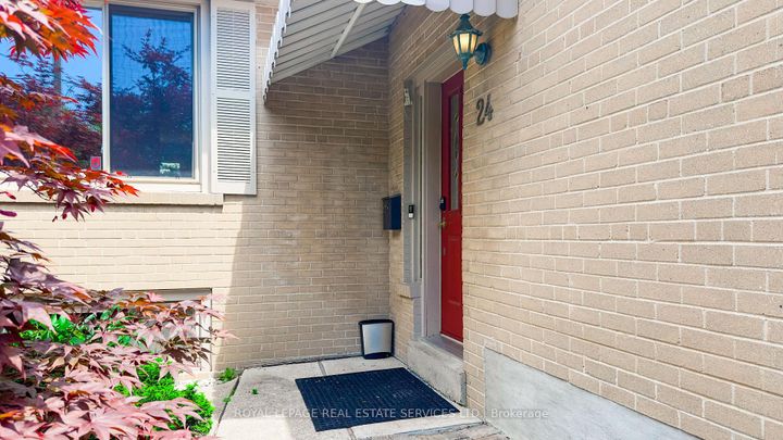 Photo 4 at 24 Burleigh Heights Drive, Bayview Village, Toronto