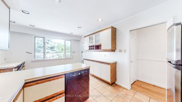 Photo 18 at 24 Burleigh Heights Drive, Bayview Village, Toronto
