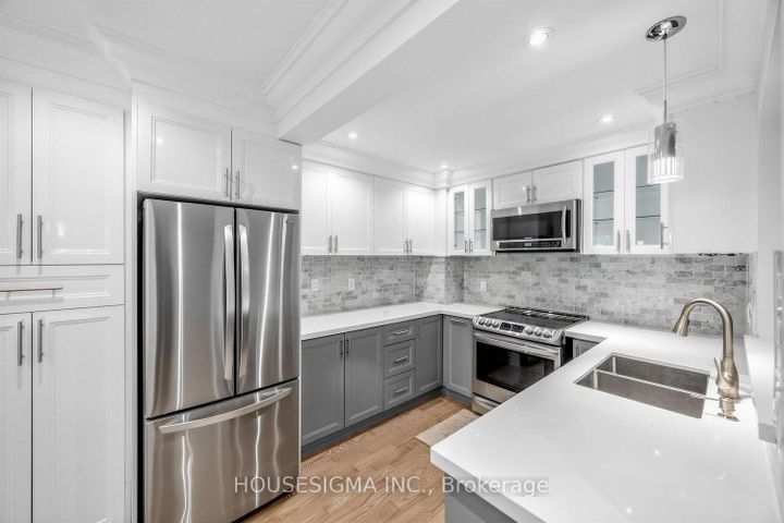 Photo 8 at 7 - 2199 Burnhamthorpe Road W, Erin Mills, Mississauga