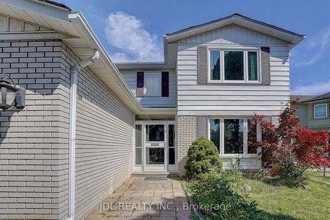 Photo 2 at 20 Mossgrove Trail, Windfields, Toronto