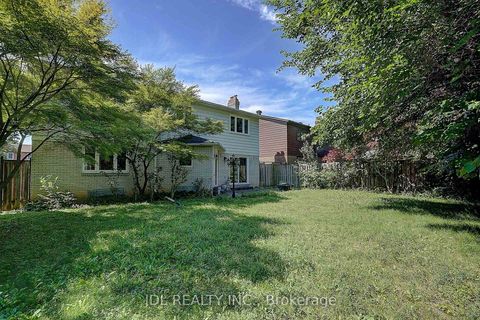 Photo 3 at 20 Mossgrove Trail, Windfields, Toronto