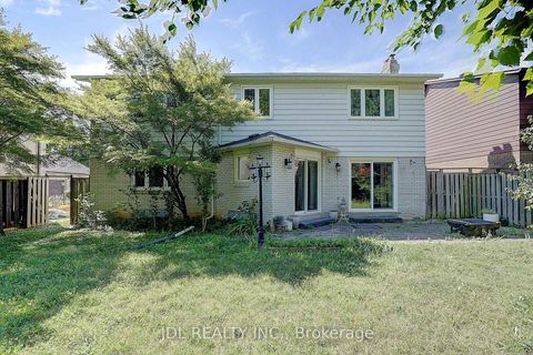 Photo 4 at 20 Mossgrove Trail, Windfields, Toronto