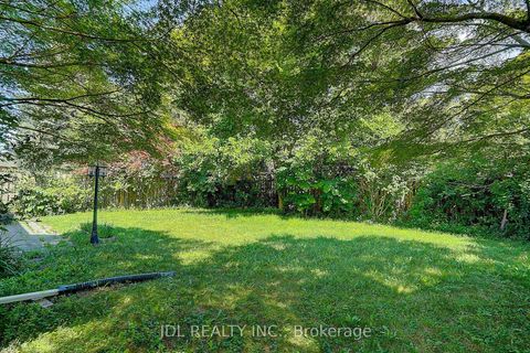 Photo 5 at 20 Mossgrove Trail, Windfields, Toronto