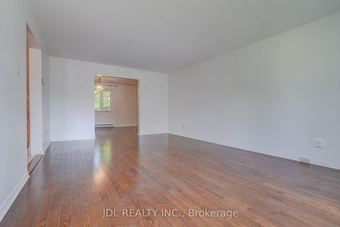 Photo 12 at 20 Mossgrove Trail, Windfields, Toronto