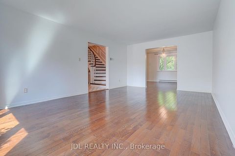 Photo 13 at 20 Mossgrove Trail, Windfields, Toronto