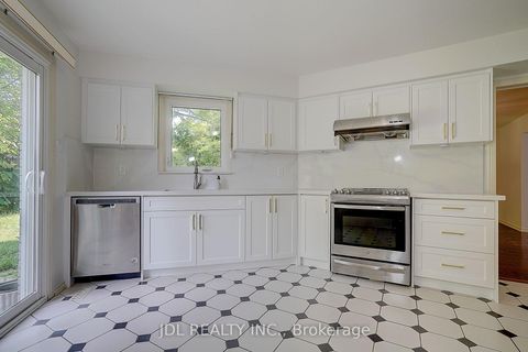 Photo 21 at 20 Mossgrove Trail, Windfields, Toronto