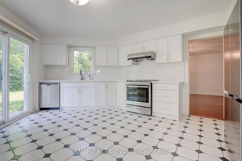 Photo 24 at 20 Mossgrove Trail, Windfields, Toronto