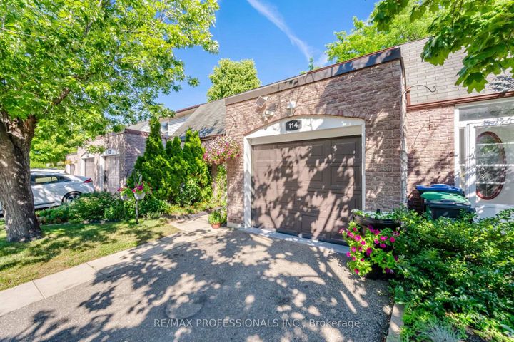 Photo 2 at 114 - 2440 Bromsgrove Road, Clarkson, Mississauga