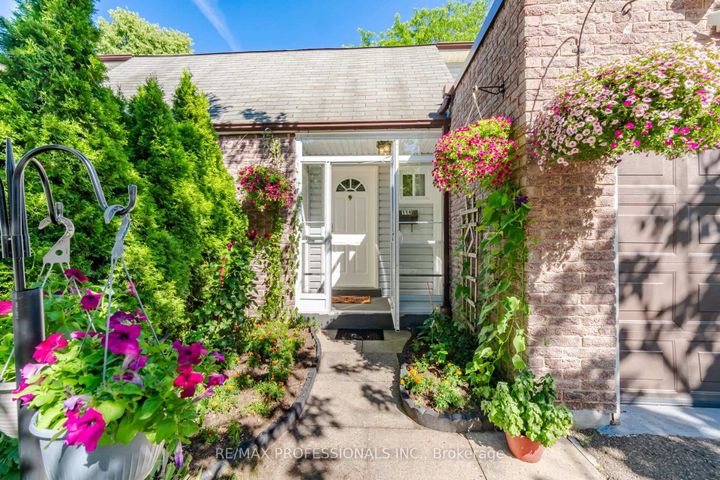 Photo 3 at 114 - 2440 Bromsgrove Road, Clarkson, Mississauga