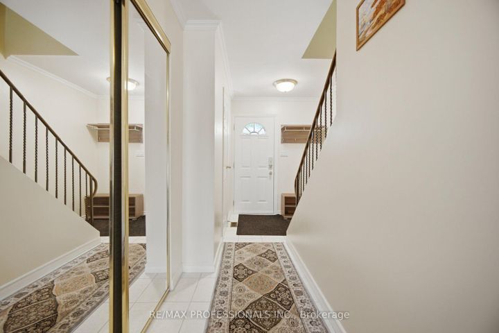 Photo 5 at 114 - 2440 Bromsgrove Road, Clarkson, Mississauga