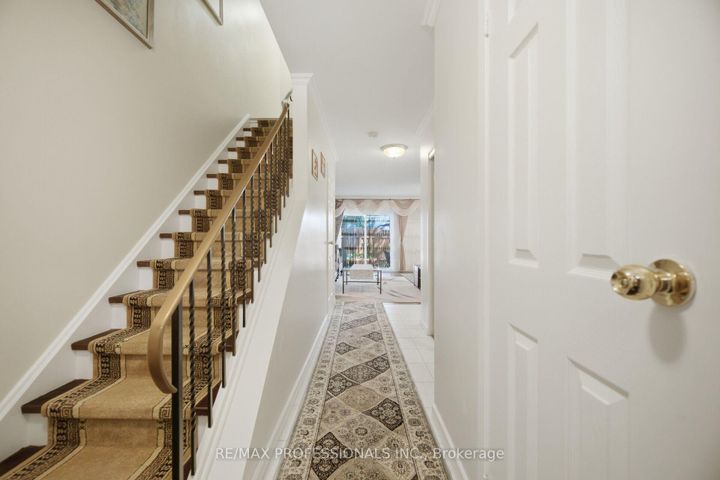 Photo 7 at 114 - 2440 Bromsgrove Road, Clarkson, Mississauga