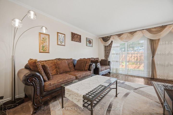 Photo 9 at 114 - 2440 Bromsgrove Road, Clarkson, Mississauga