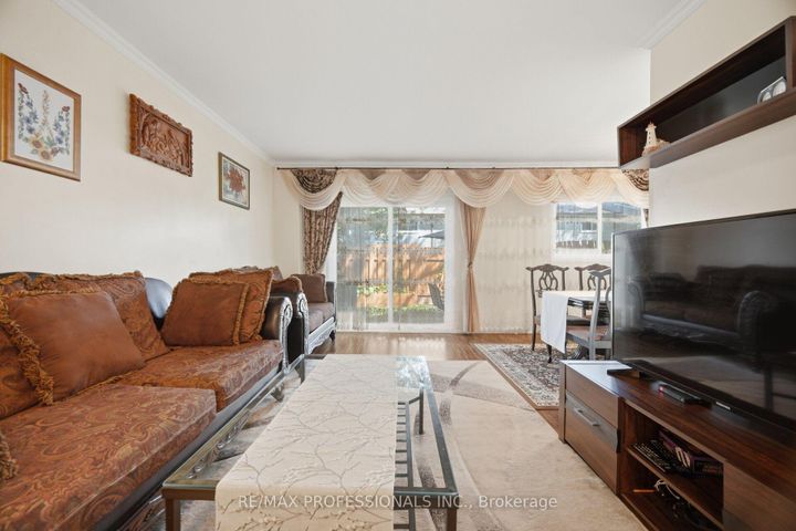 Photo 10 at 114 - 2440 Bromsgrove Road, Clarkson, Mississauga
