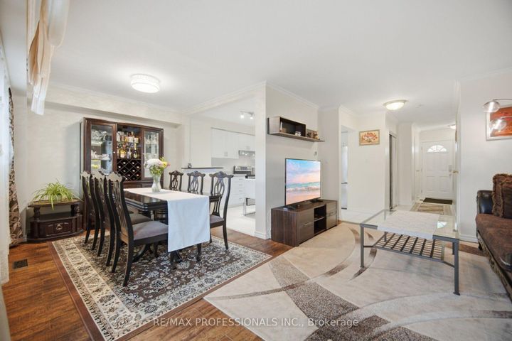 Photo 11 at 114 - 2440 Bromsgrove Road, Clarkson, Mississauga