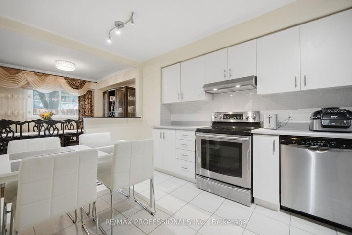 Photo 15 at 114 - 2440 Bromsgrove Road, Clarkson, Mississauga