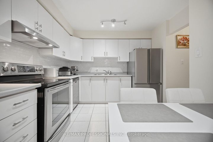 Photo 16 at 114 - 2440 Bromsgrove Road, Clarkson, Mississauga