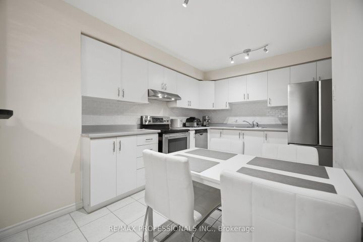 Photo 17 at 114 - 2440 Bromsgrove Road, Clarkson, Mississauga