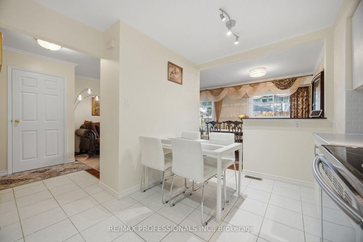 Photo 19 at 114 - 2440 Bromsgrove Road, Clarkson, Mississauga