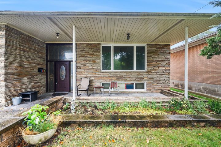 Photo 2 at 39 Heathview Avenue, Bayview Village, Toronto