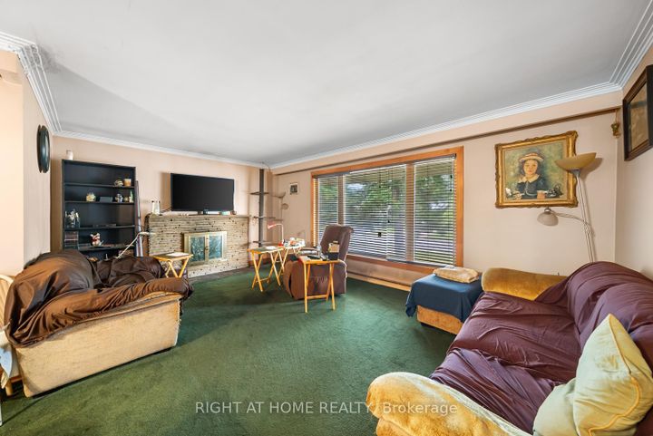 Photo 3 at 39 Heathview Avenue, Bayview Village, Toronto