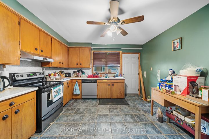 Photo 16 at 39 Heathview Avenue, Bayview Village, Toronto