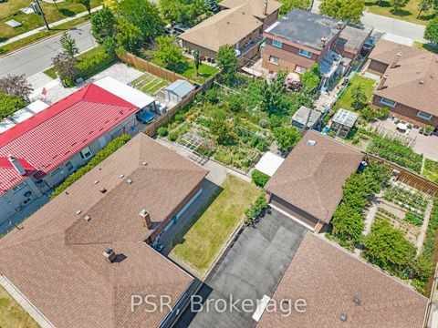 Photo 21 at 4 Gatesgill Crescent, CFB, Toronto