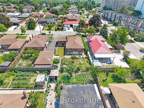 Photo 22 at 4 Gatesgill Crescent, CFB, Toronto