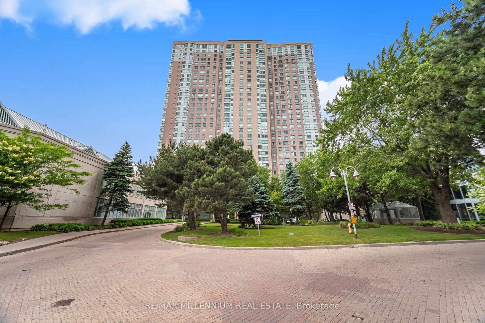 1532 - 68 Corporate Drive, Woburn, Toronto 