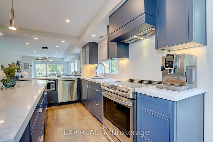 Photo 10 at 321 - 900 Bogart Mill Trail, College Manor, Newmarket