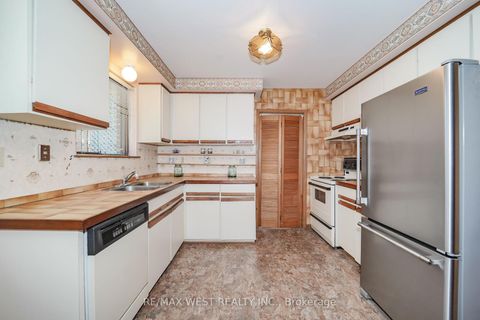Photo 4 at 39 Madron Crescent, York University Heights, Toronto
