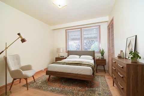 Photo 5 at 39 Madron Crescent, York University Heights, Toronto