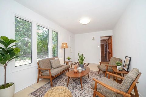Photo 9 at 39 Madron Crescent, York University Heights, Toronto
